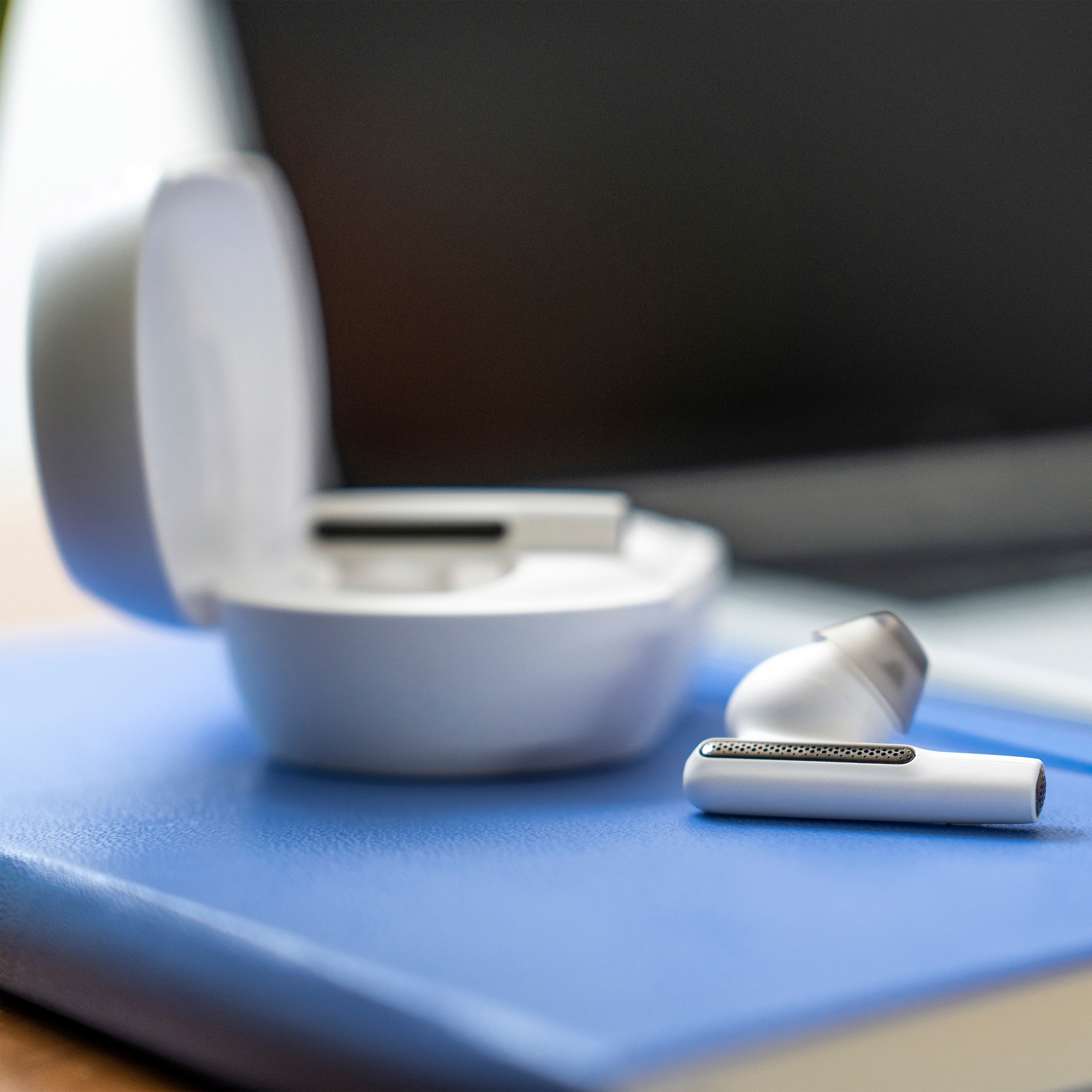 Audífonos Tws Polycom Voyager Free 60+ Bluetooth Receptor Usb Gris 7Y8G7Aa